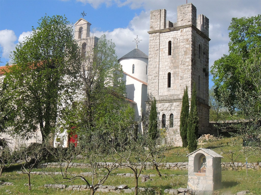 Obnova manastira i zvonika srušenog u Drugom svjetskom ratu