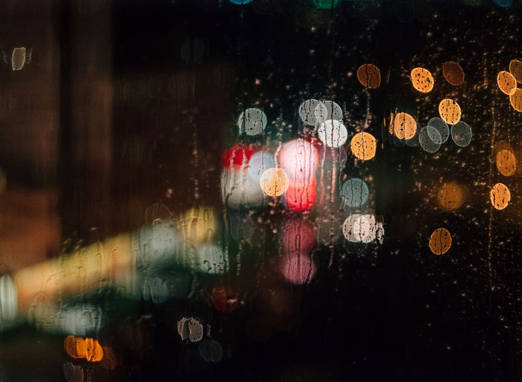 Svijetla iza prozora, po kišnom vremenu, apstraktna umjetnost (Foto: pexels)