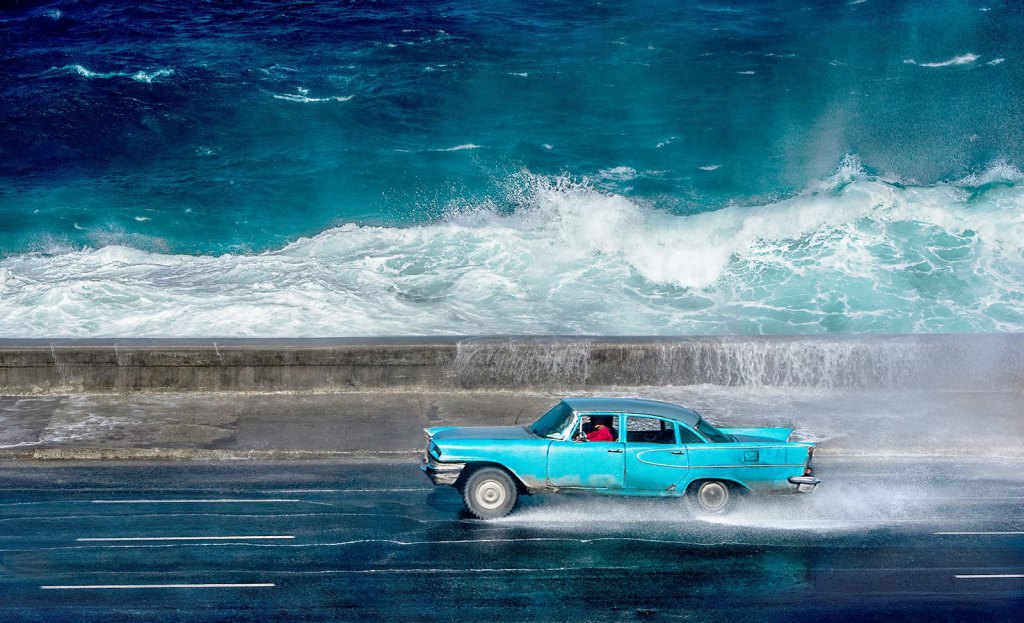 Vožnja kraj obale u Havani, Kuba (Foto: Alper Uke, National Geographic)