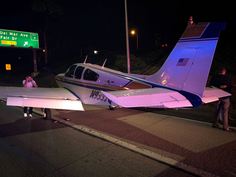 Mali avion - noćno hitno slijetanje na autoput južno od Los Anđelesa. (Foto:Costa Mesa FD/Twitter)