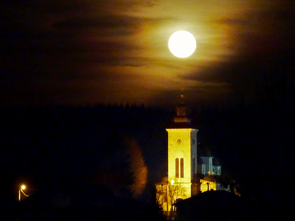 Gledaoci reporteri: Utorak, 2. april 2019. / Svjetlana Rajić
- "Mjesec iznad crkve Romanijska Lazarica u Sokocu"