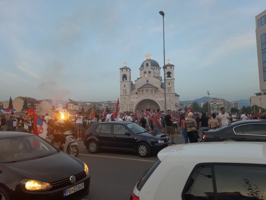 Okupljanje ispred Hrama u Podgorici