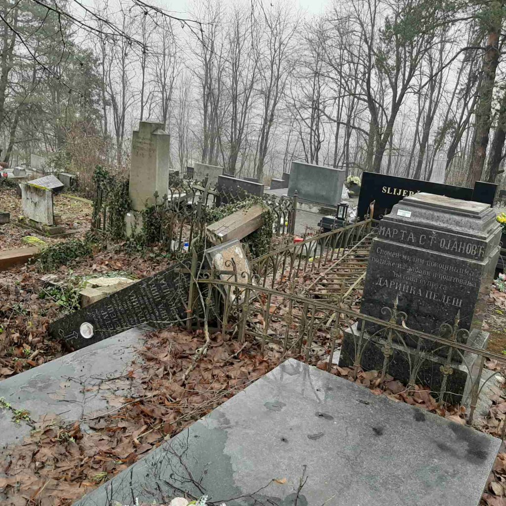 Razrušeno groblje i spomen kosturnica u Glini