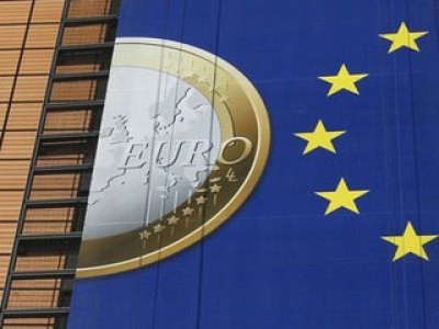 EU ekonomija, baner ispred zgrade Evropske komisije: ispred centralne zgrade EU - Foto: REUTERS