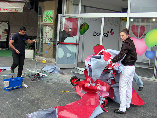 Pljačkaši istrgli i odnijeli bankomat Rajfajzen banke u Robnoj kući "Boska" - Foto: SRNA