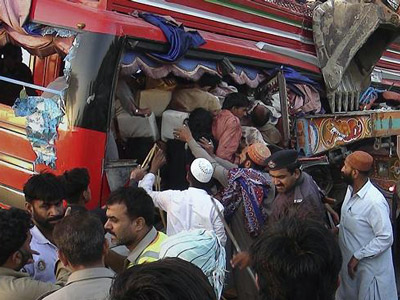 Pakistan - sudar autobusa i traktorske prikolice - Foto: AP