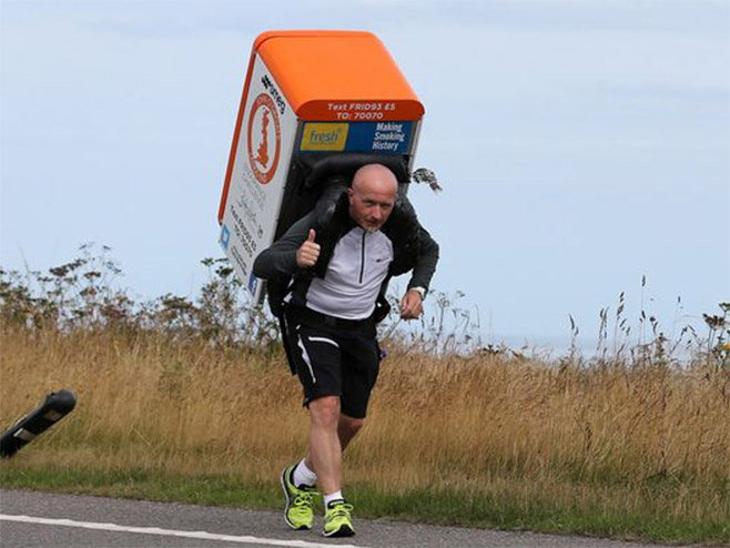 Feniks Morison, maratonac sa frižiderom na leđima - Foto: Mirror