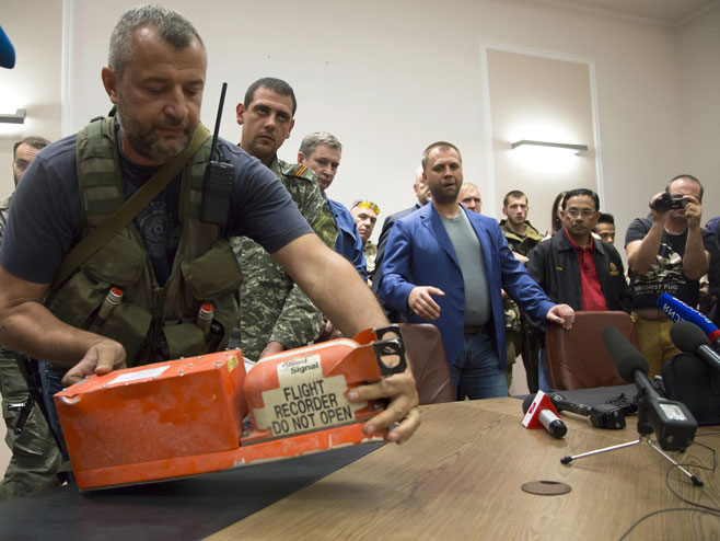 Ukrajinski pobunjenici predali crne kutije malezijskim vlastima - Foto: AFP