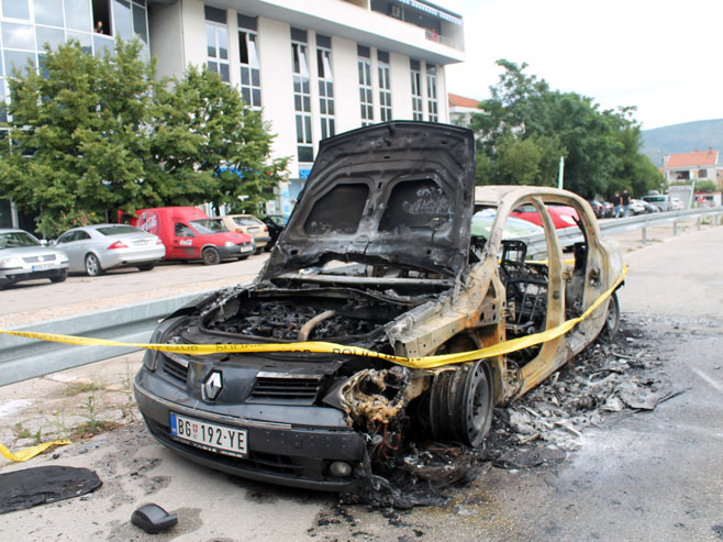 Mostar - zapaljeni automobil "reno" sa beogradskim registarskim tablicama - Foto: SRNA