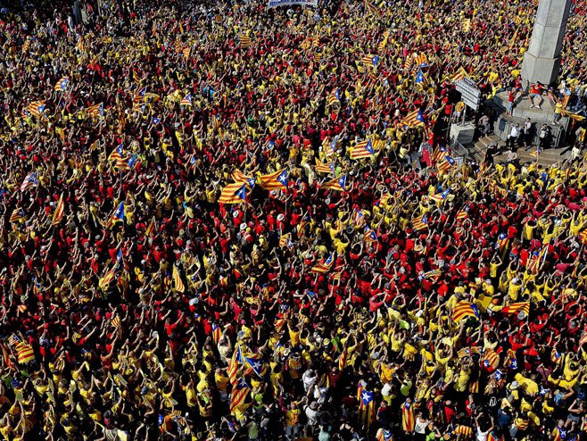 Stotine hiljada građana za nezavisnost Katalonije - Foto: AP