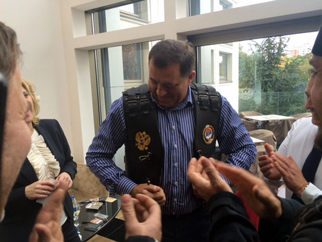 Ruski bajkeri poklonili su predsjedniku Srpske Miloradu Dodiku bajkerski prsluk - Foto: SRNA