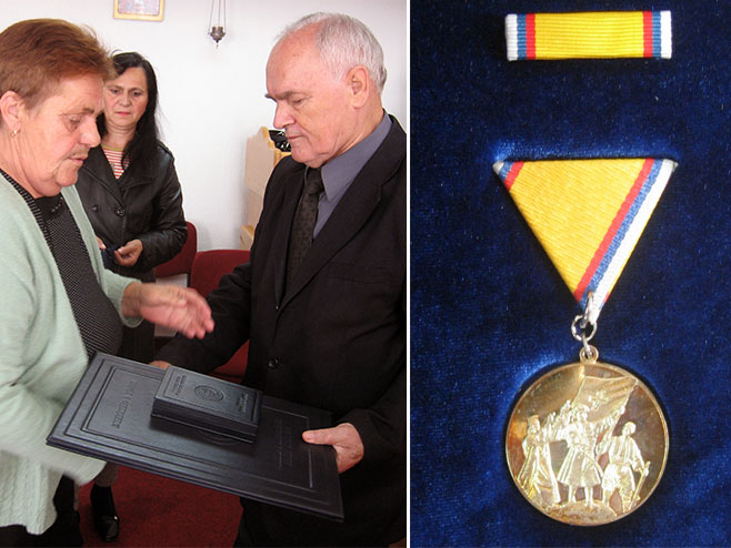 Nedeljko Mitrović uručio je medalje porodicama 14 posthumno odlikovanih boraca - Foto: SRNA
