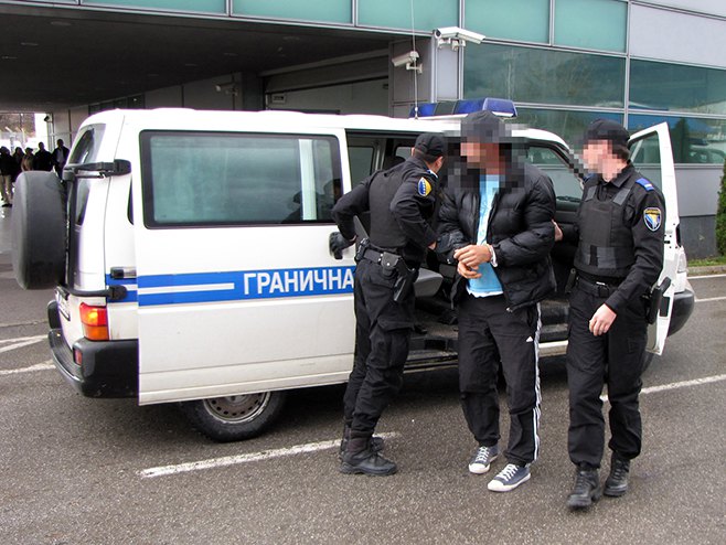 Privođenje uhapšenih za krijumčarenje ljudi - Foto: SRNA