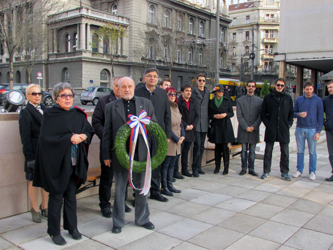 Ekipa predstave "Solunci govore" položila vijenac kod spomenika ruskom caru Nikolaju - Foto: SRNA