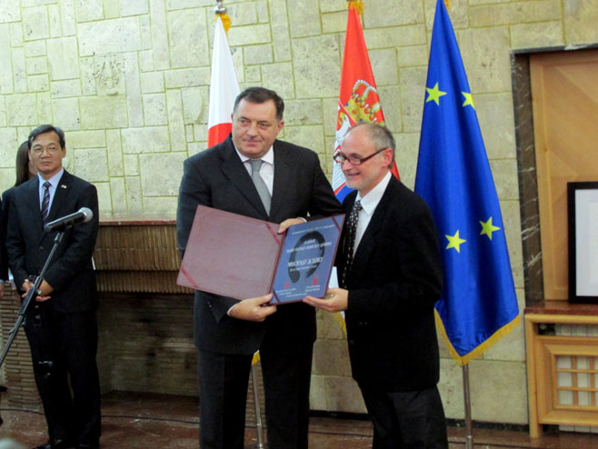 Velika nagrada HO Јapansko društvo uručena je Miloradu Dodiku, predsjedniku RS - Foto: SRNA