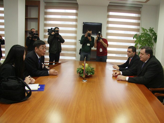 Predsjednik RS Milorad Dodik i kineski ambasador u BiH Dong Čunfeng - Foto: SRNA