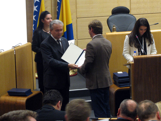 Dom naroda Parlamenta FBiH - uručivanje sertifikata - Foto: SRNA