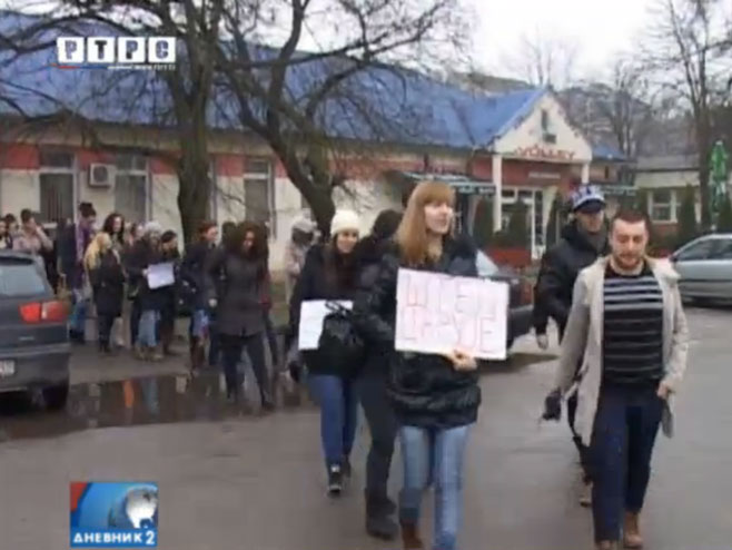 Protesti diplomiranih studenata u Brčkom - Foto: RTRS