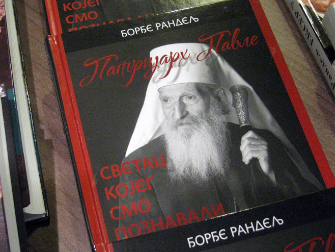 Knjiga "Patrijarh Pavle, svetac kojeg smo poznavali" novosadskog novinara i publiciste Đorđa Randelja - Foto: SRNA