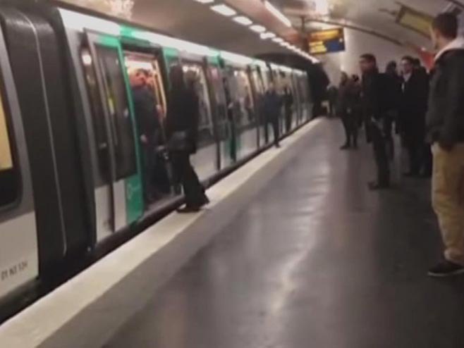 Navijači Čelsija zabranjuju tamnoputom čovjeku da uđe u metro(FOTO: Youtube) - 