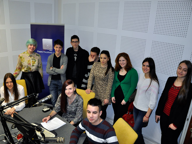 Učenici banjalučke Gimnazije, članovi novinarske sekcije ove škole, na Radiju Republike Srpske - Foto: RTRS