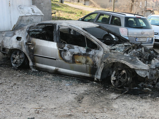 U trebinjskom naselju Gornje Police izgorjelo vozilo "pežo 407" - Foto: SRNA