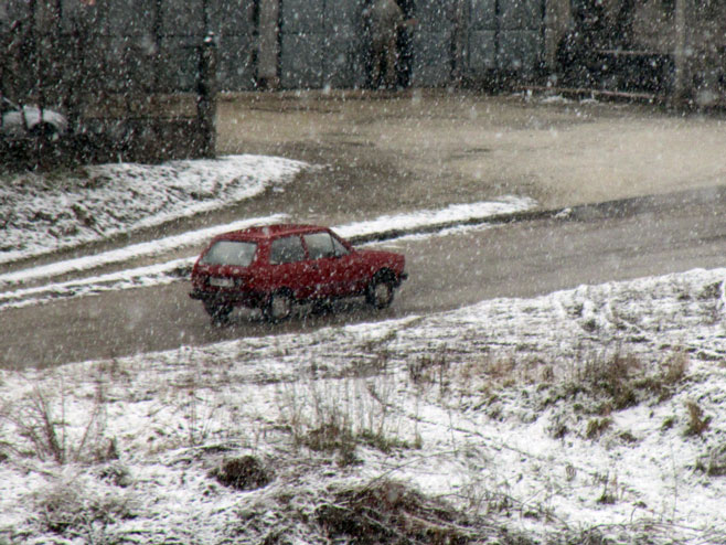 Snijeg, poledica - Foto: SRNA