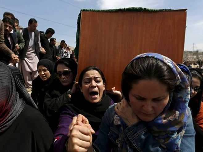 Avganistan - žene nosile sanduk ubijene Farkunde - Foto: REUTERS