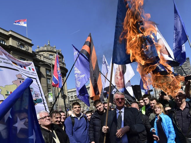 Radikali palili zastave NATO, EU - Foto: TANЈUG