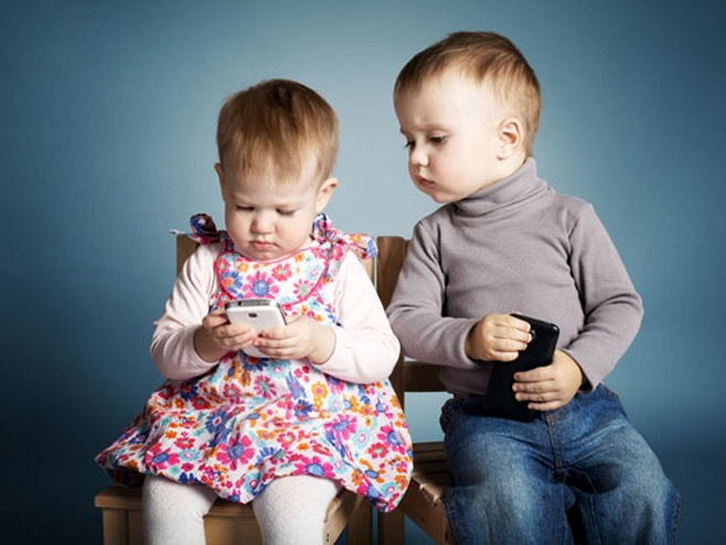 Djeca i mobilni telefoni - ilustracija (foto: Thinkstock) - 