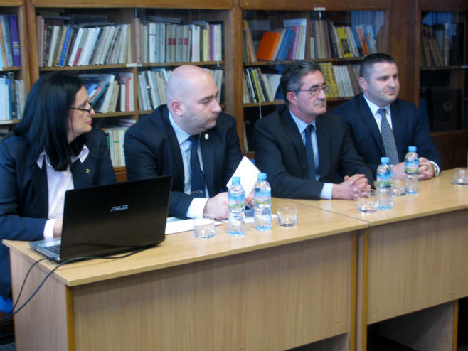 Ministar Kasipović na predavanju o korupciji u banjalučkoj Gimnaziji - Foto: SRNA