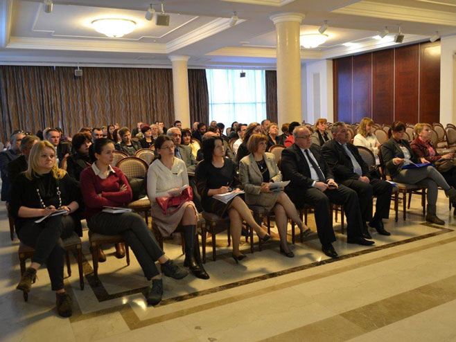B.Luka: Ministarstvo zdravlja i socijalne zaštite sa direktorima centara za socijalni rad - Foto: SRNA