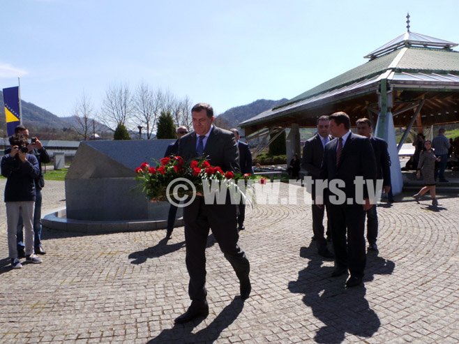 Predsjednik Republike Srpske Milorad Dodik u Potočarima - Foto: RTRS