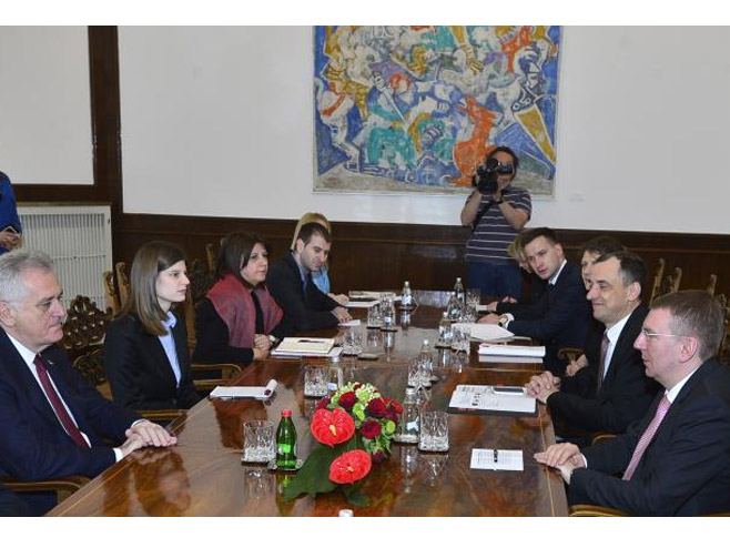Predsjednik Srbije Tomislav Nikolić i ministar spoljinh poslova Letonije Edgars Rinkevičs - Foto: TANЈUG