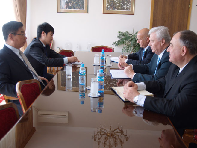 Marko Pavić sa ambasadorom Kine  Dong Čunfengom - Foto: SRNA