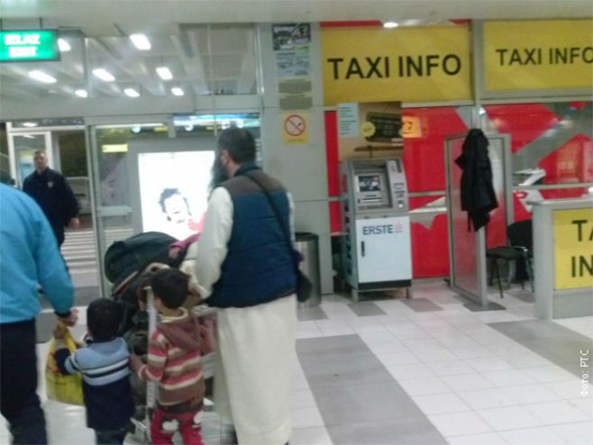 Gegić sa djecom po dolasku na aerodrom - Foto: RTS