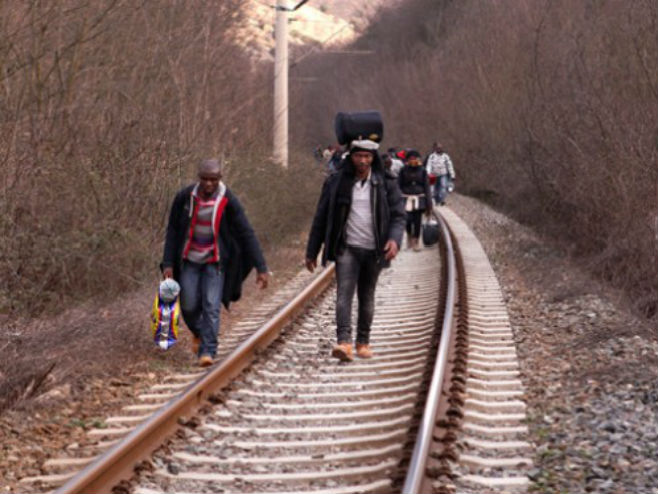 Migranti pješače prema granici sa Makedonijom (arhivska fotografija) - Foto: AP