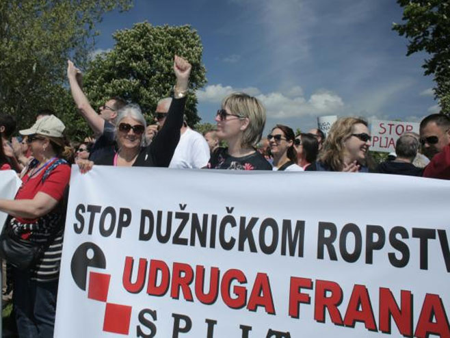 Zagreb: Protest korisnika kredita u švajcarcima - Foto: TANЈUG
