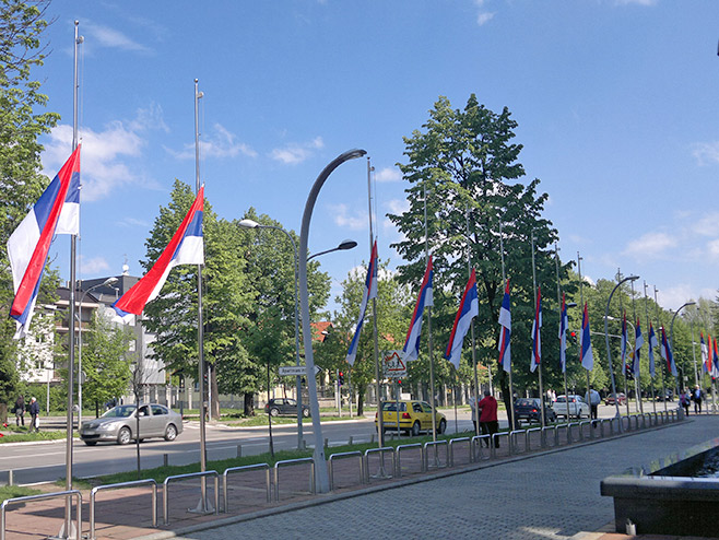 Zastave Republike Srpske na pola koplja - Foto: RTRS