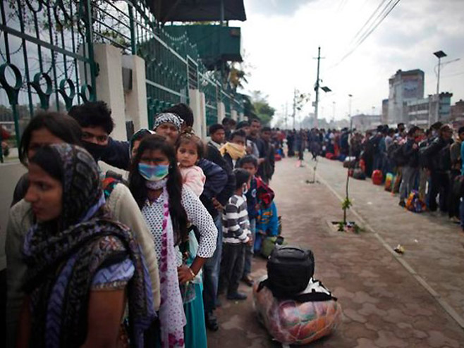 Nepal - čekanje u redovima - Foto: AP