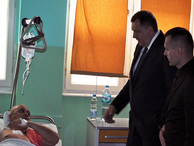 Dodik i Lukač u posjeti ranjenom policajcu - Foto: SRNA