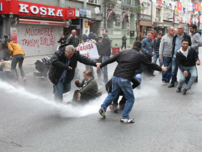 Prvomajski protest u Istanbulu - Foto: AP