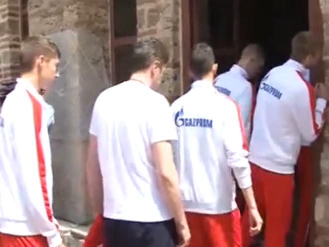 Fudbaleri Crvene zvezde u posjeti Gračanici (FOTO: Youtube) - 