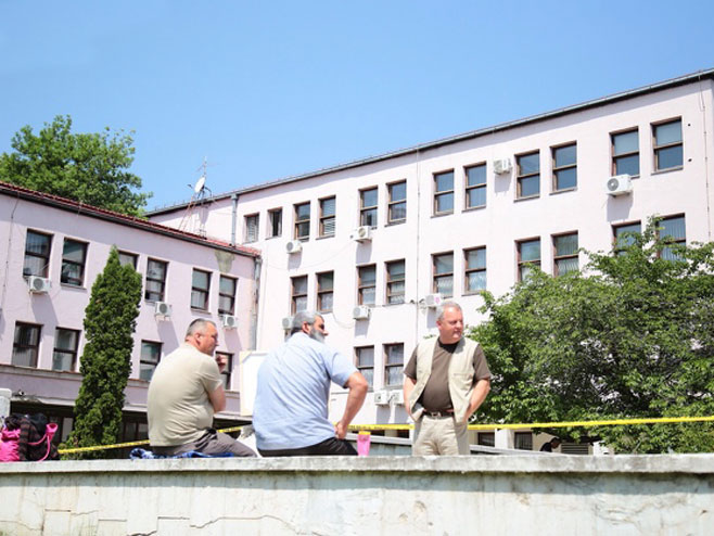 Radnici konfekcije Borac ispred zgrade Vlade FBiH - Foto: klix.ba
