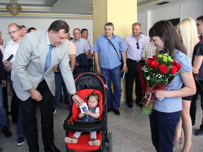 Doboj: Predsjednik RS Milorad Dodik darivao jednogodišnju Anu Raljić - Foto: SRNA