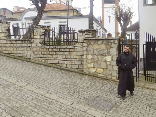 Paroh Darko Marinković ispred crkve Svetog Nikole u Prištini (arhiva) - Foto: Novosti.rs