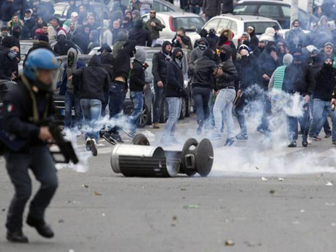 Sukob navijača i policije obilježili rimski derbi (FOTO: Twitter) - 