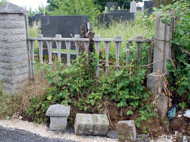 Blažuj - oskrnavljeno pravoslavno groblje - Foto: SRNA