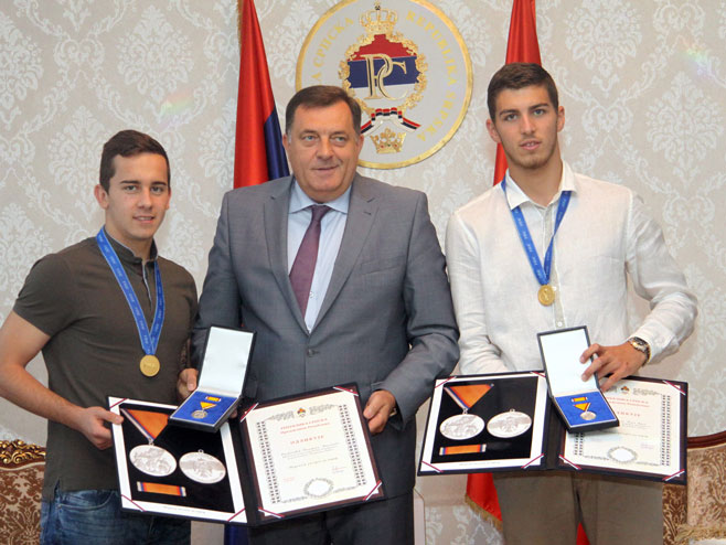 Dodik odlikovao mlade fudbalere - Foto: SRNA