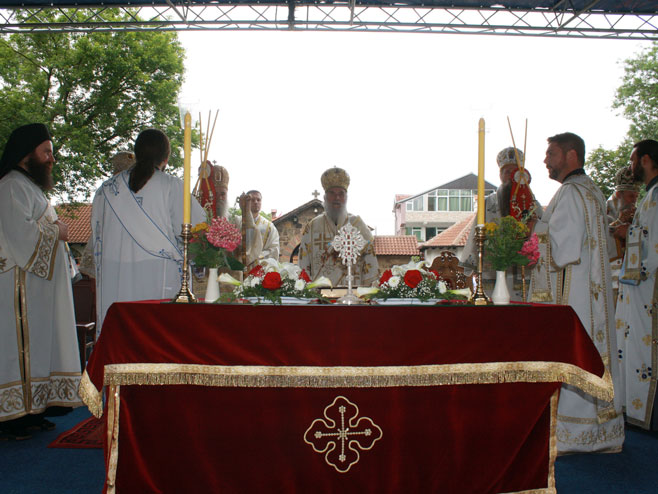 Patrijarh služio Svetu arhijerejsku liturgiju u porti manastira gračanica - Foto: SRNA